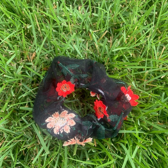 SCRUNCHIES - Picture 7 of 8